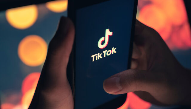 Екран с лого на TikTok